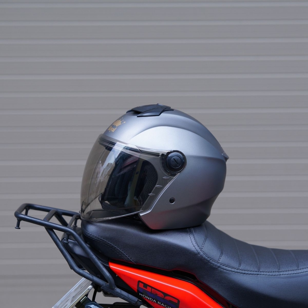 Royal XH01 Titanium – form ôm đầu gọn gàng, khe thoáng khí, logo Royal nổi bật.
