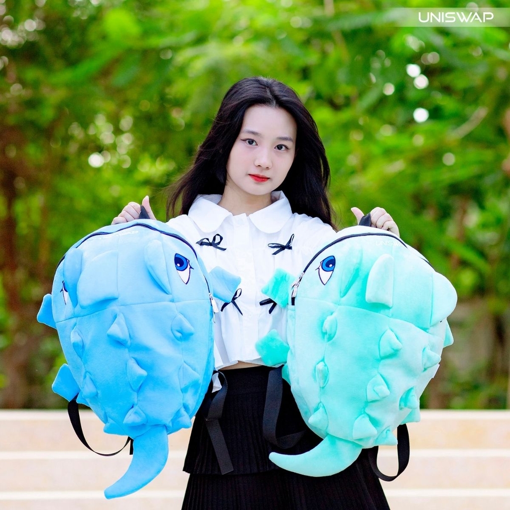 ảnh người mẫu cấm balo khủng long uniswap màu xanh dương và xanh mint