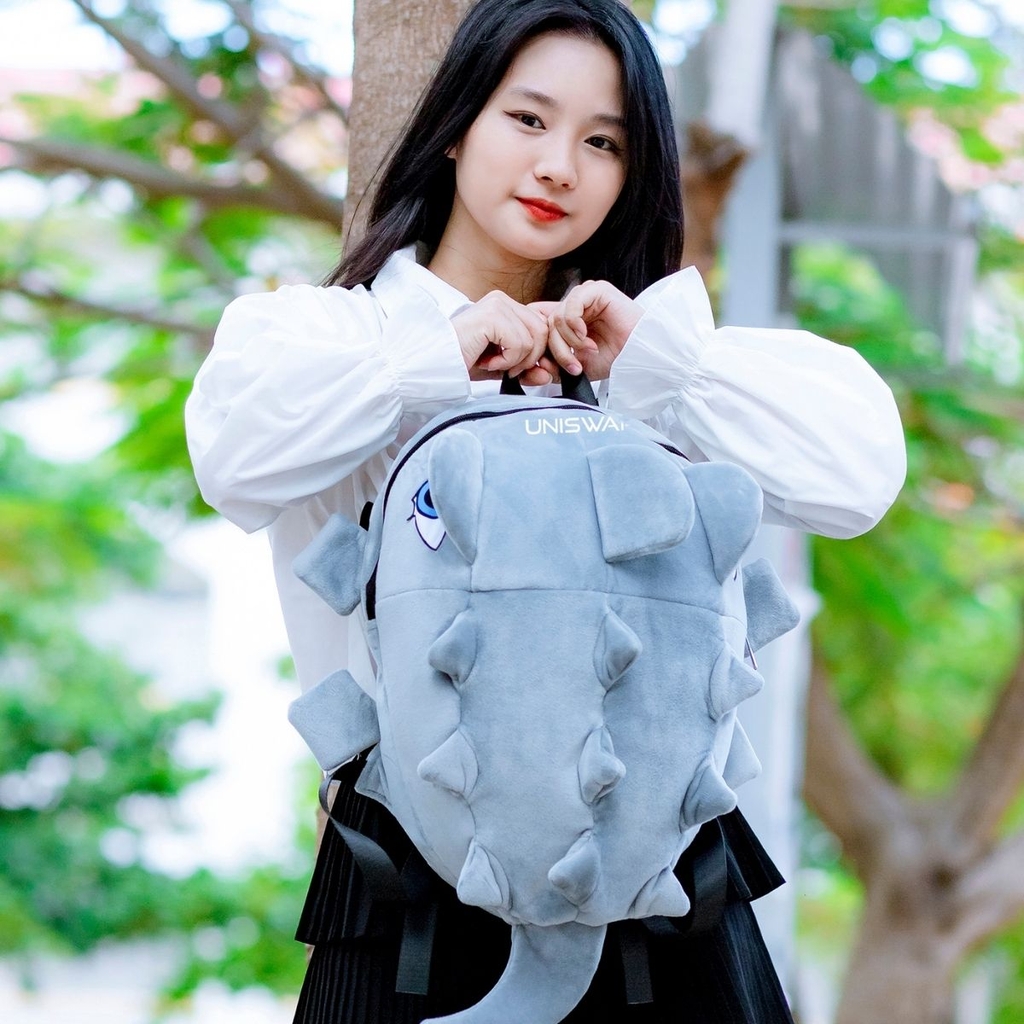 ảnh người mẫu đeo balo khủng long uniswap màuxám basic