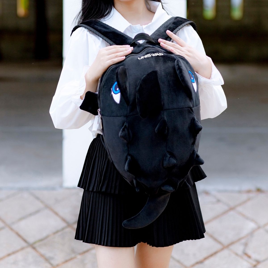 ảnh người mẫu đeo balo khủng long uniswap màu đen