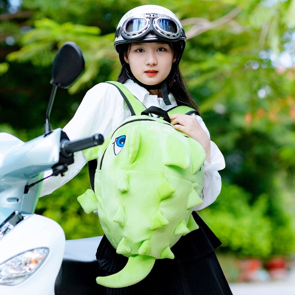 ảnh người mẫu đeo balo khủng long uniswap màu xanh lá