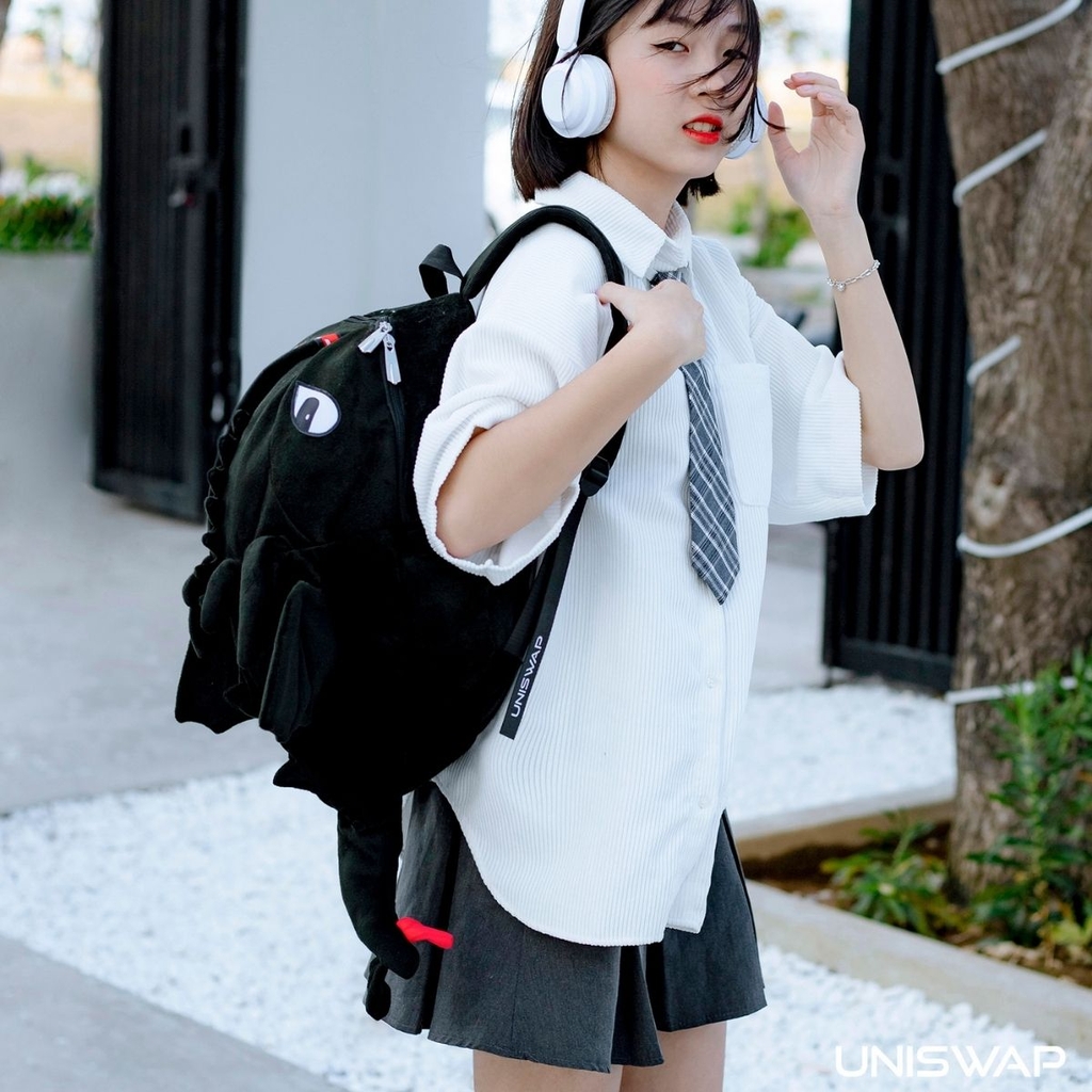 người mẫu đeo Balo Rồng Sún Răng UNISWAP màu đen