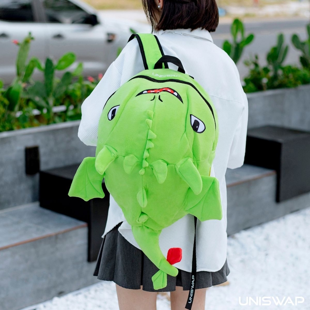 người mẫu đeo Balo Rồng Sún Răng UNISWAP xanh lá