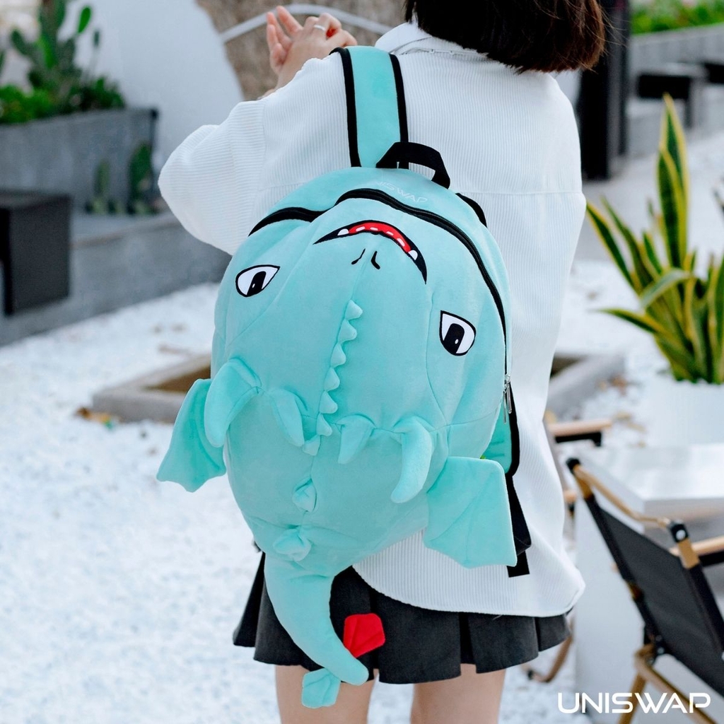 người mẫu đeo Balo Rồng Sún Răng UNISWAP màu xanh mint