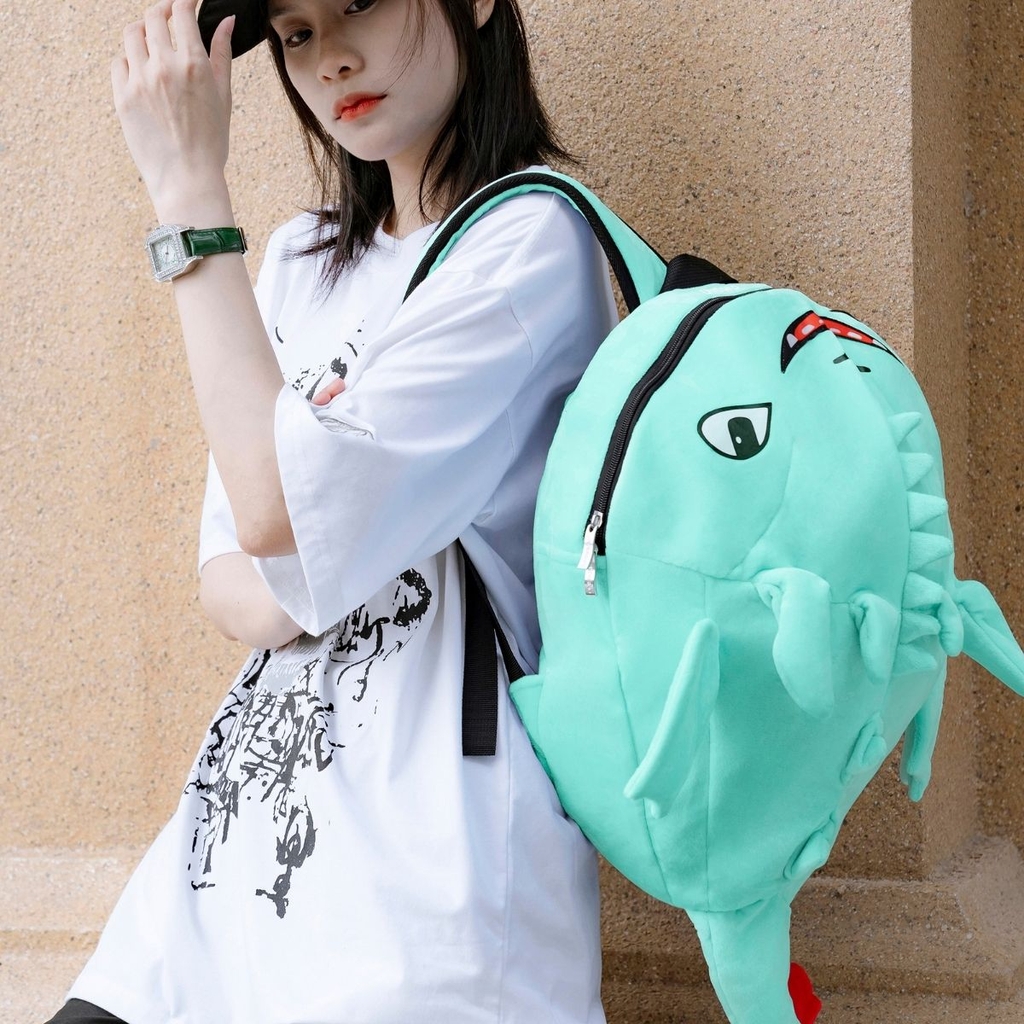 người mẫu đeo phái sau Balo Rồng Sún Răng UNISWAP màu xanh mint