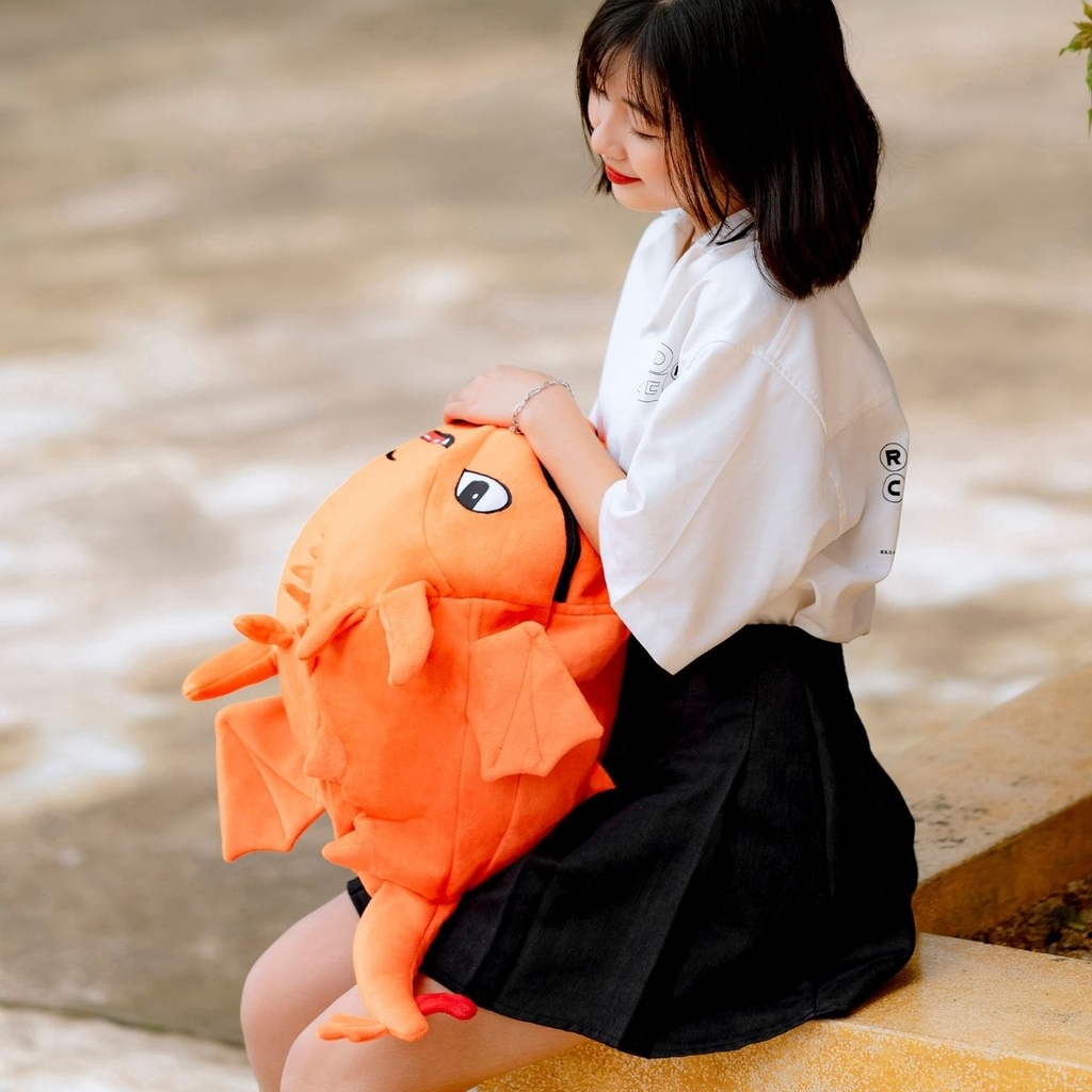 người mẫu đeo Balo Rồng Sún Răng UNISWAP màu cam