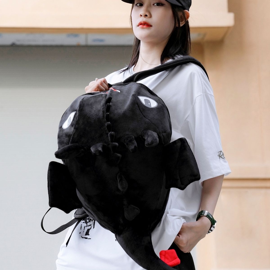 người mẫu đeo Balo Rồng Sún Răng UNISWAP màu đen basic