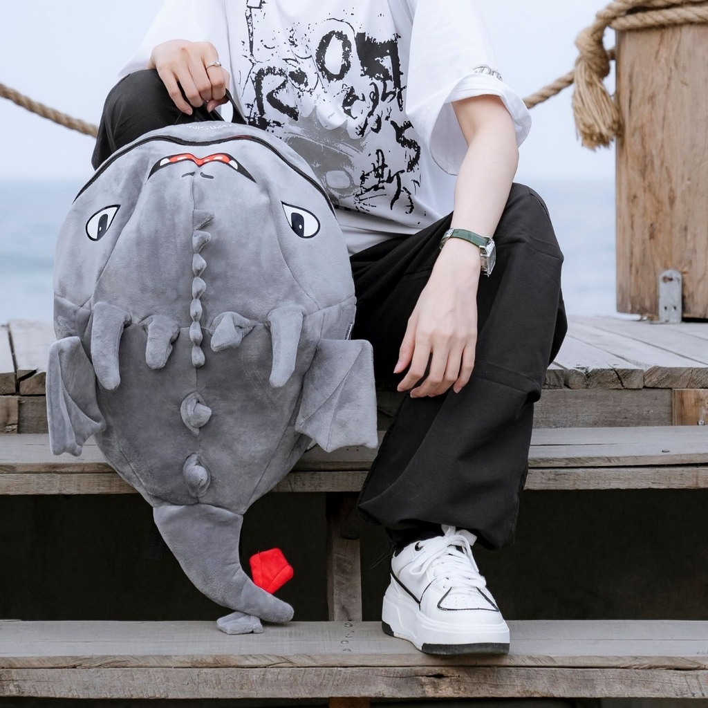 người mẫu đeo Balo Rồng Sún Răng UNISWAP màu xám