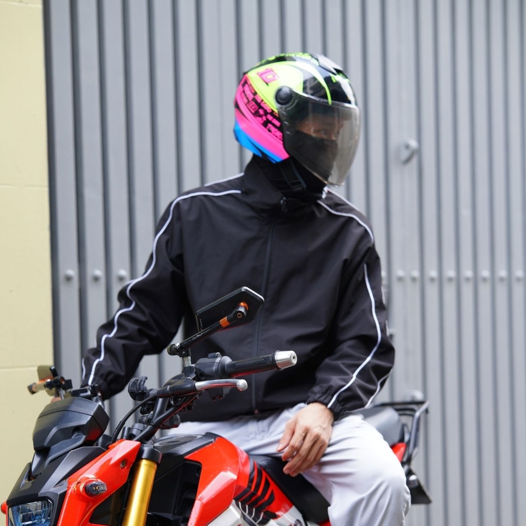 Người đội mũ bảo hiểm Royal XH01 tem Thitipong – phong cách MotoGP, mạnh mẽ và cá tính.