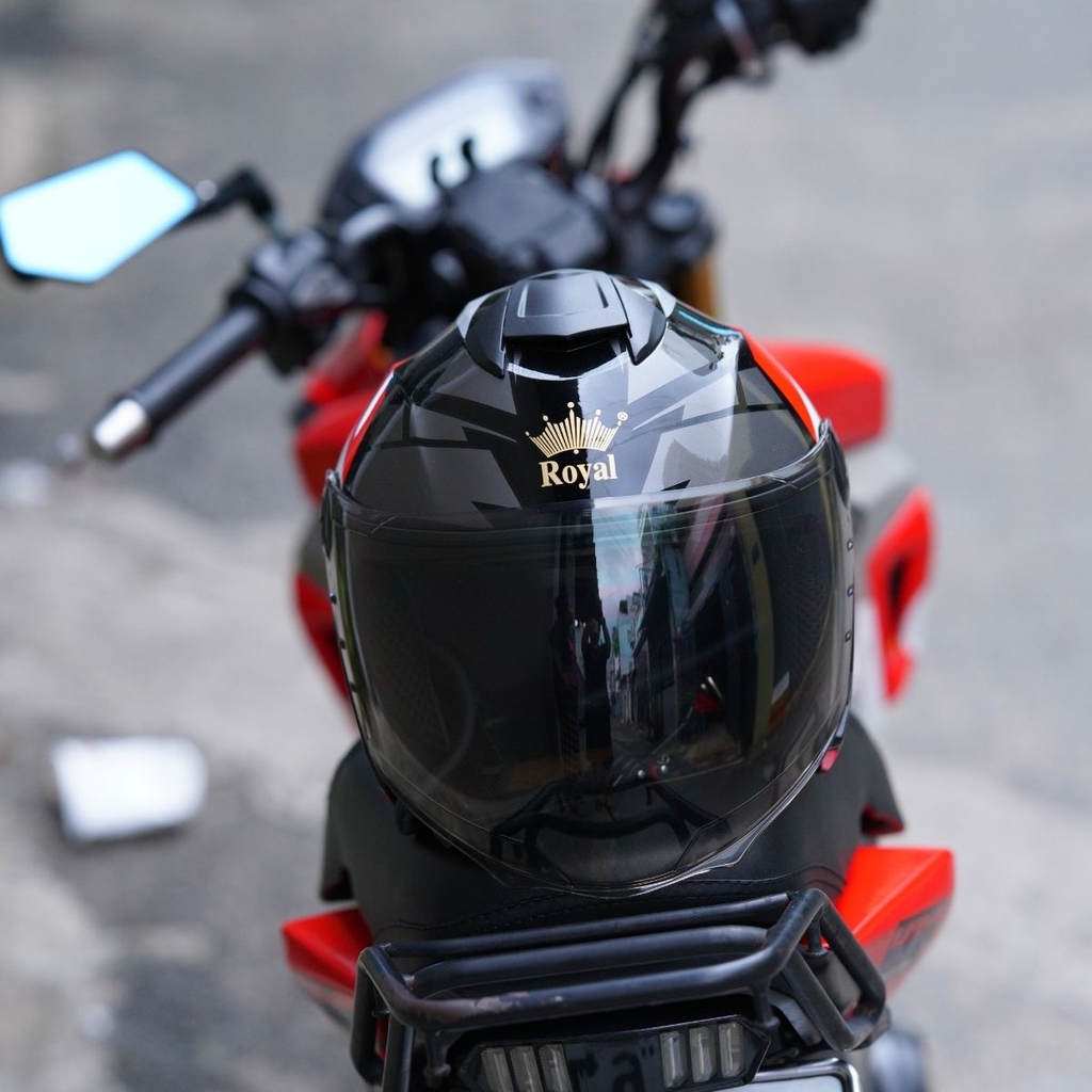 Mũ Royal XH01 tem Racing đỏ – kiểu dáng 3/4, form gọn, phong cách thể thao nổi bật