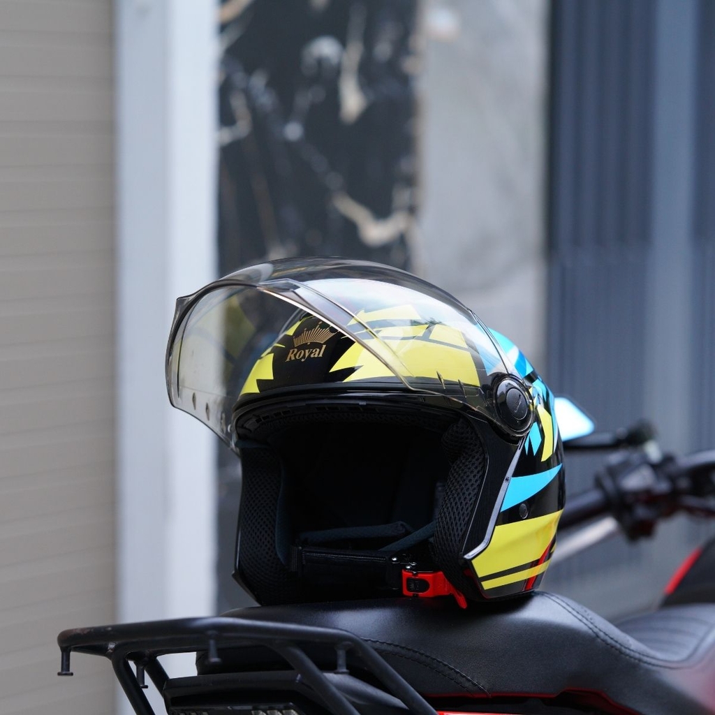 Mặt trước mũ Royal XH01 Racing xanh – tem thể thao nổi bật, bền màu theo thời gian