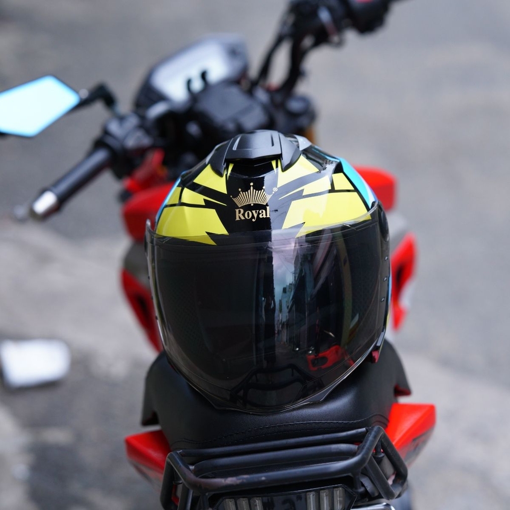 Mặt sau mũ Royal XH01 Racing xanh – tem thể thao nổi bật