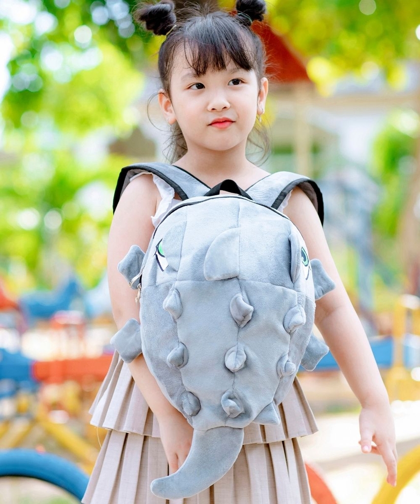 Bé đeo balo khủng long size M màu xám chụp phía trước