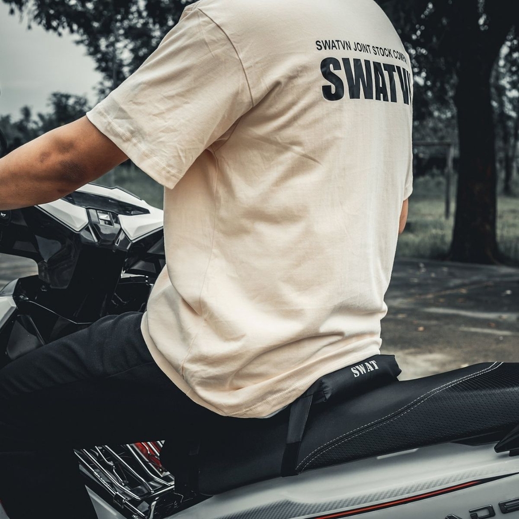 ảnh người mẫu ngồi trên xe đã gắn đệm