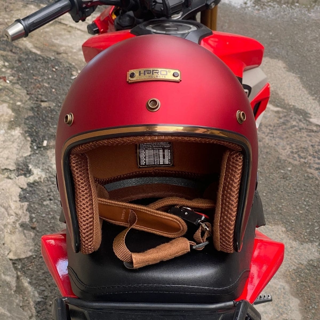 Form tròn cổ điển, viền đồng đẹp mắt