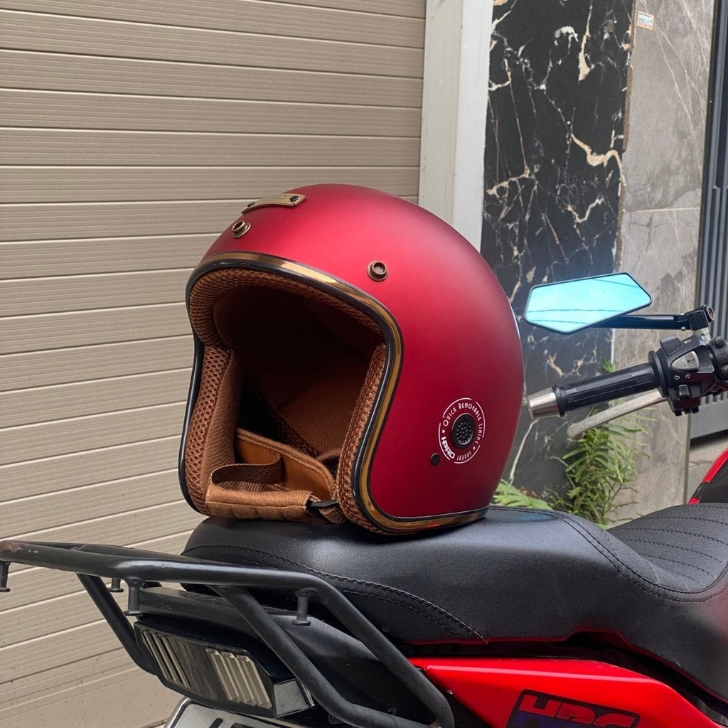 Góc nghiêng trái nổi bật với sơn đỏ đô nhám