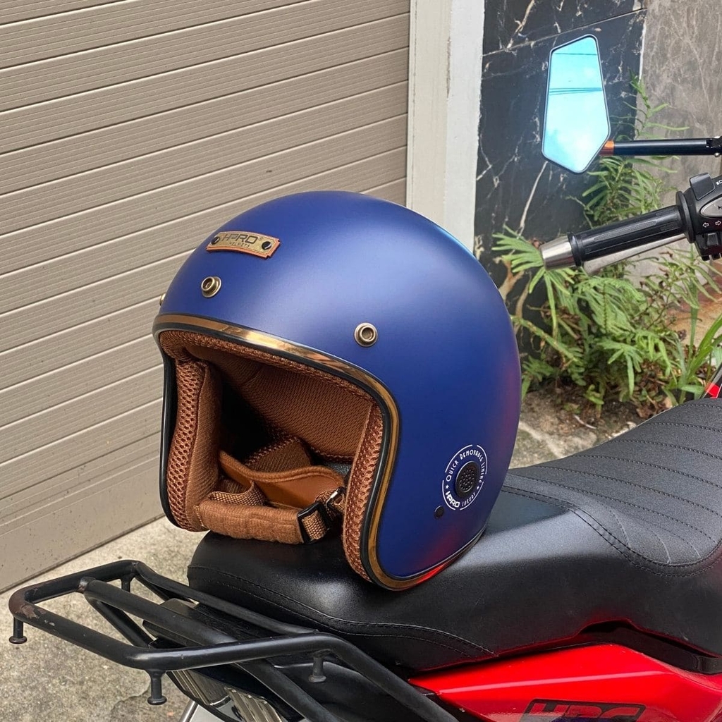 Thiết kế cổ điển, form ôm đầu chắc chắn