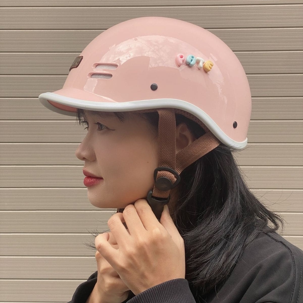 Mũ được phủ sơn bóng cao cấp, lên màu đẹp và sang