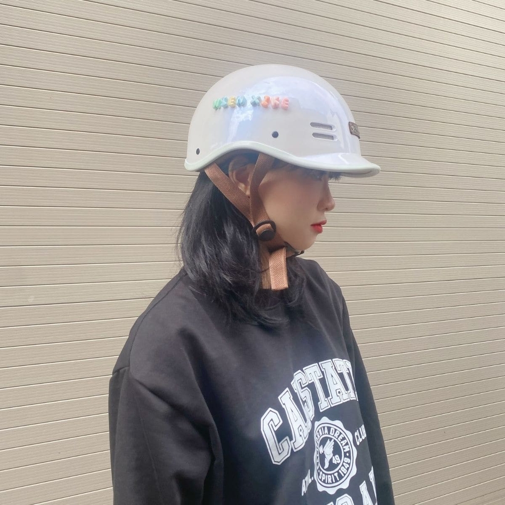 Mũ AGU A39 màu trắng bóng nhìn nghiêng