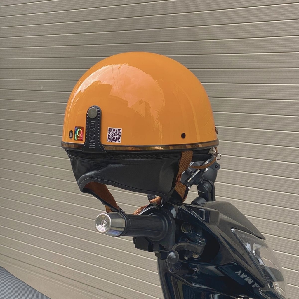 Phiên bản vàng cam nổi bật – viền da sang trọng