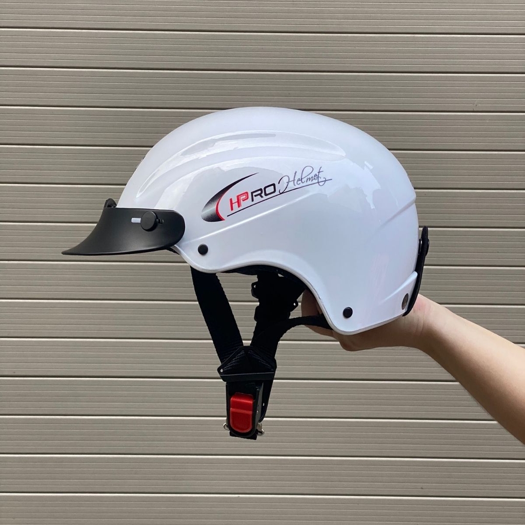 Ảnh Thực Tế Cầm Mũ Trên Tay Xoay Ngang