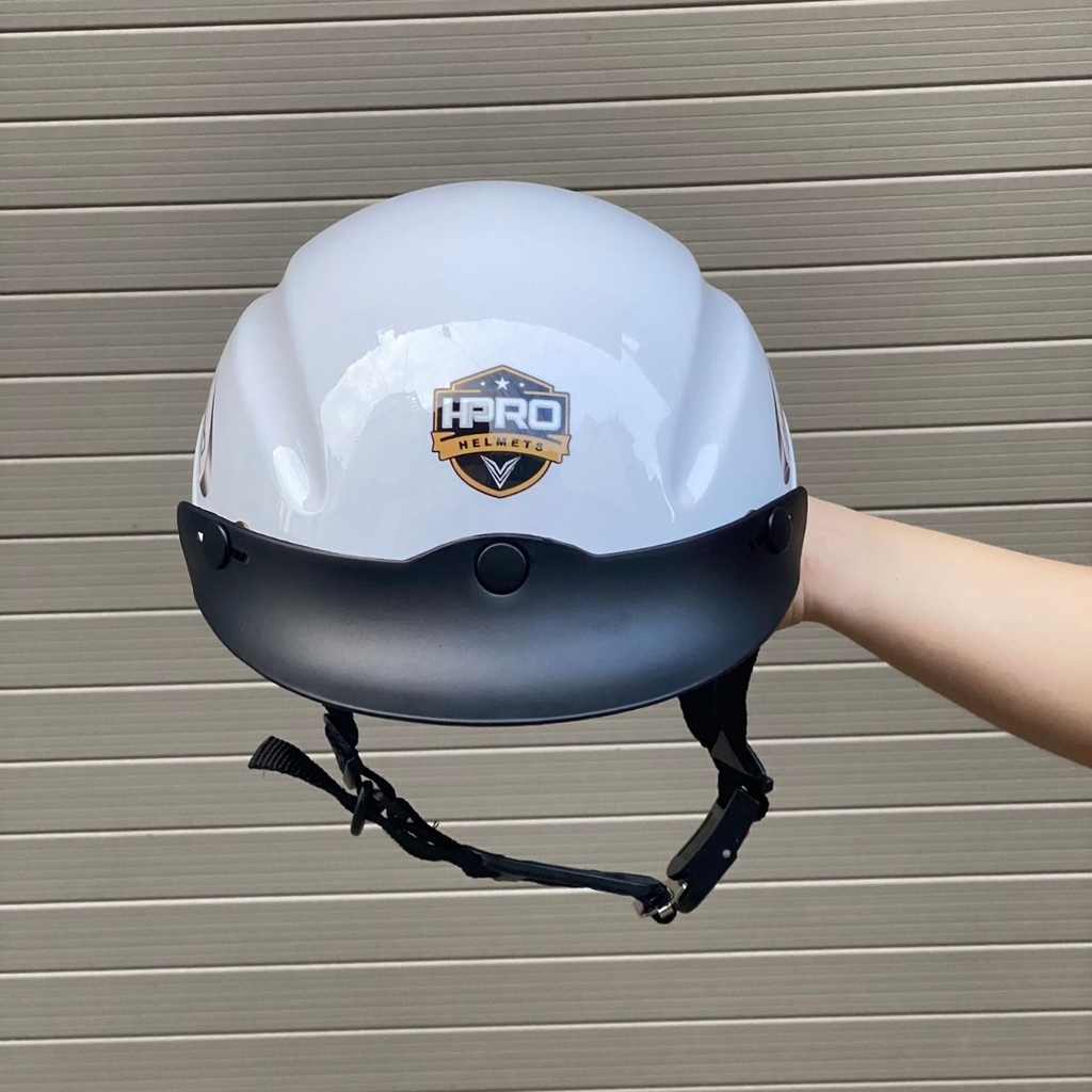 Ảnh Thực Tế Cầm Mũ Trên Tay Góc Chính Diện