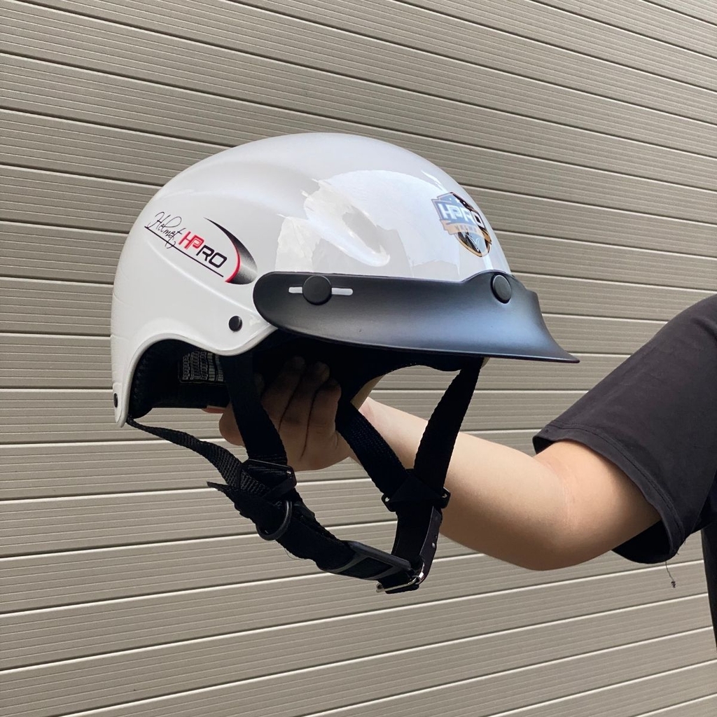 Ảnh Thực Tế Cầm Mũ Trên Tay Xoay Nghiêng Phải