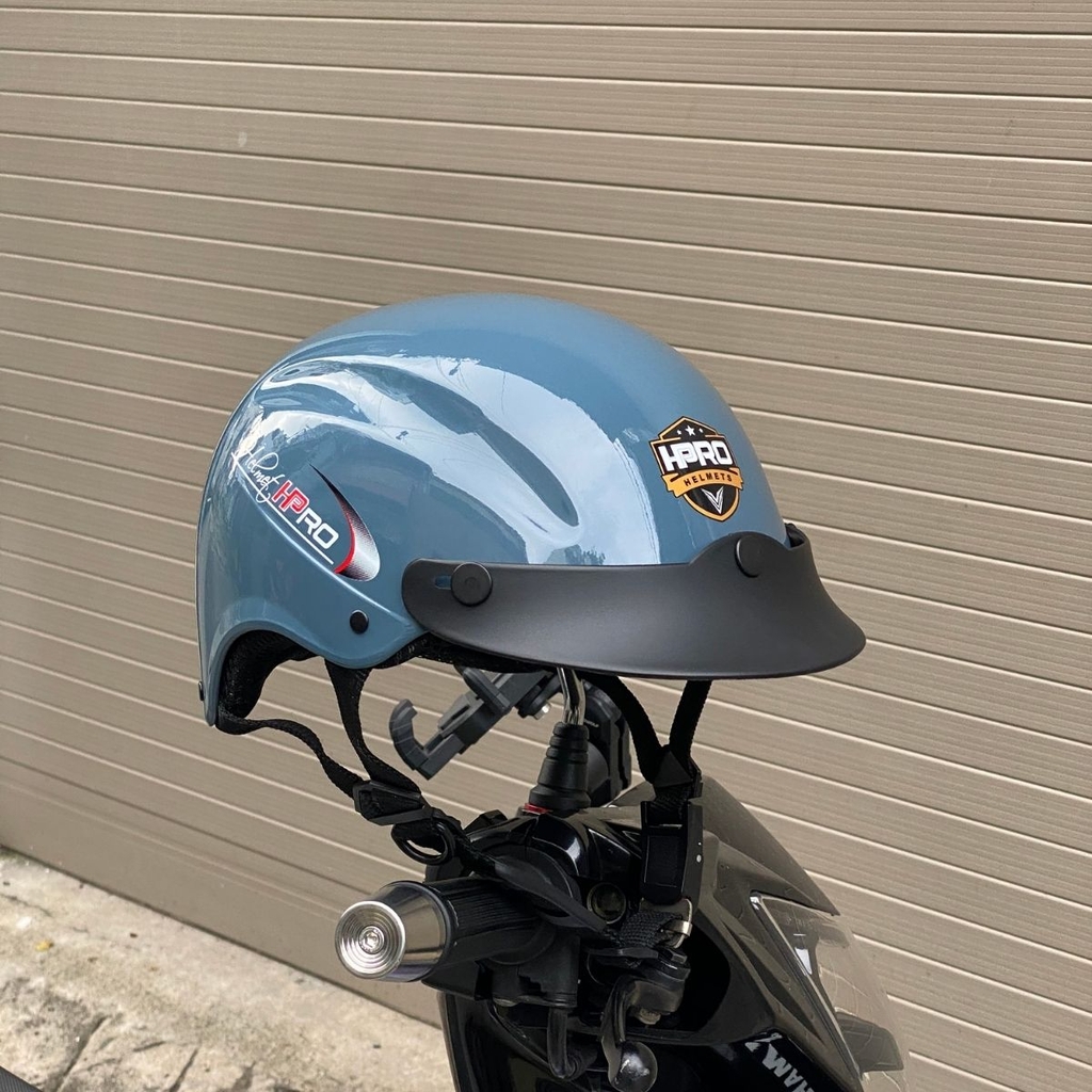 Thiết kế góc nghiêng phải có kính lưỡi trai