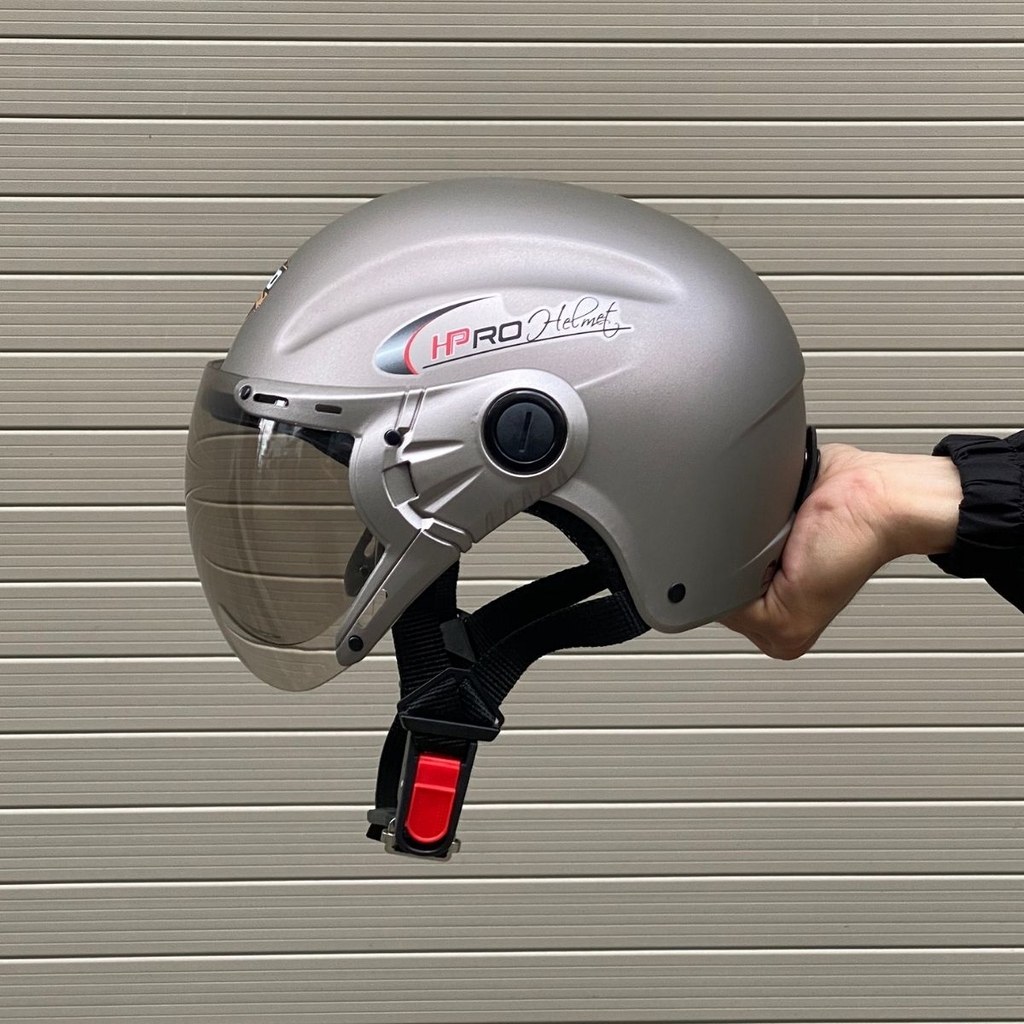 Bề mặt mũ mịn, đều màu, chống ngả vàng và dễ vệ sinh.