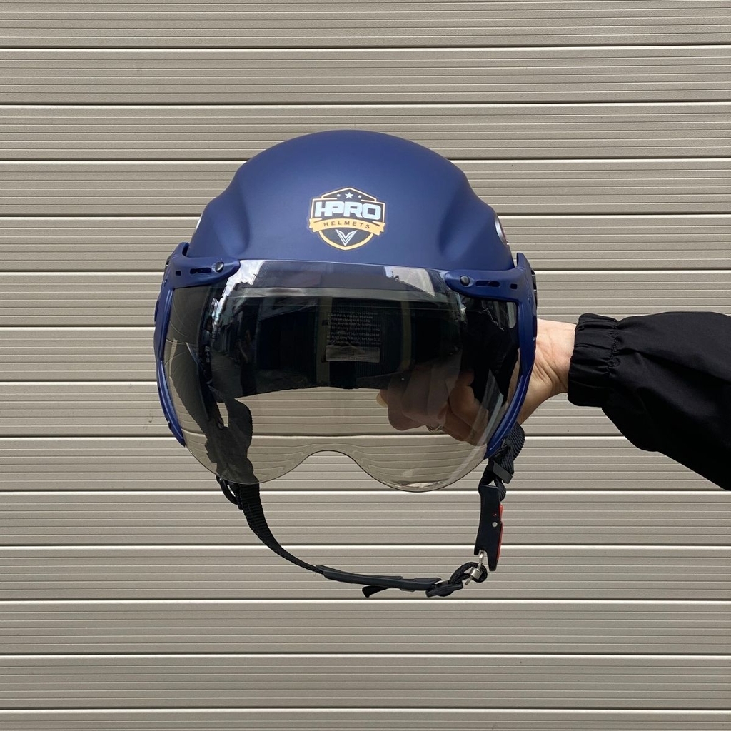 Kính khói của HP01K là loại ánh trà nhẹ, đi tối vẫn rõ đường.