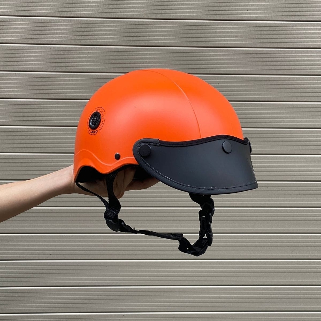 : Ảnh cận cảnh chất sơn nhám cao cấp, giúp mũ bền màu hơn khi sử dụng lâu dài hoặc để trong cốp xe.