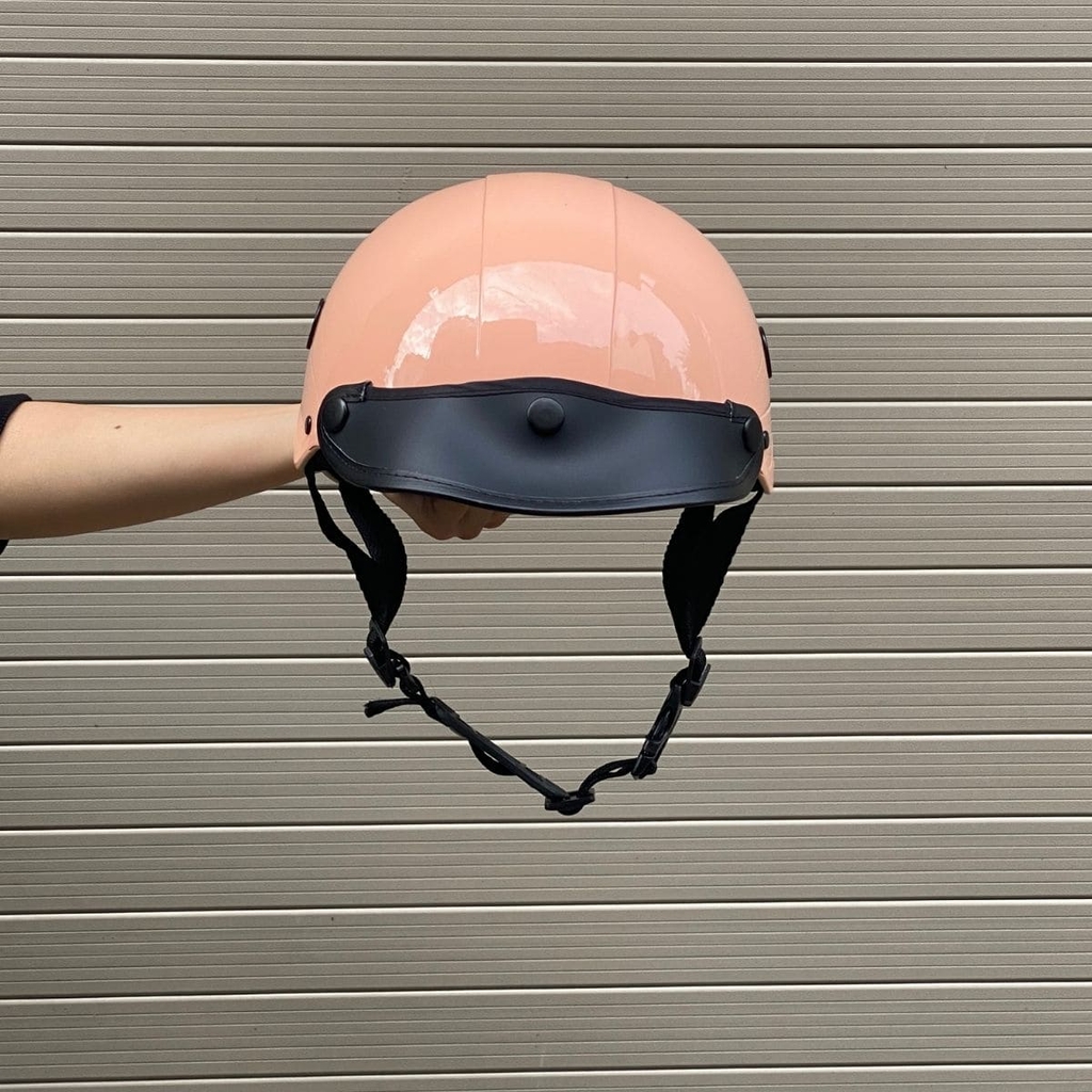 Lưỡi trai đen nổi bật – che nắng hiệu quả và cực hợp tone.