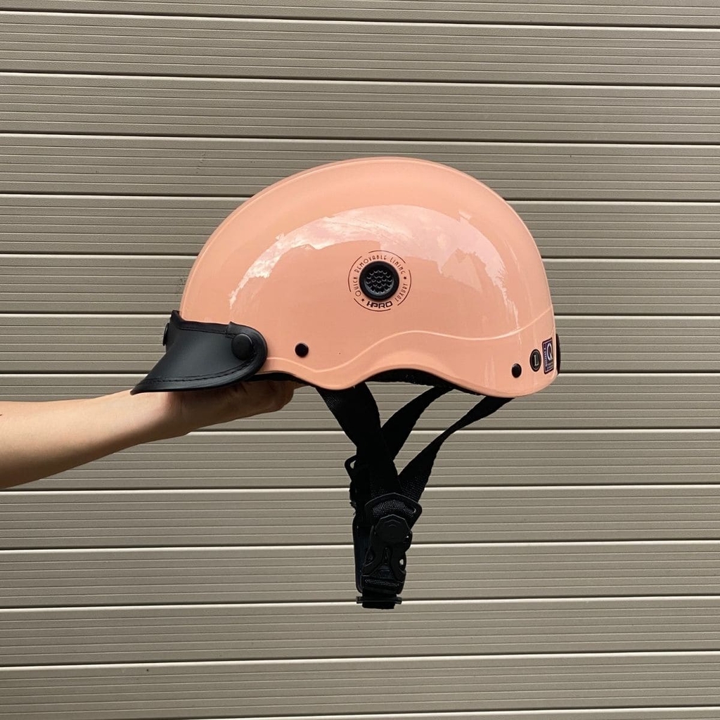 Bên hông mũ có lỗ thông gió 