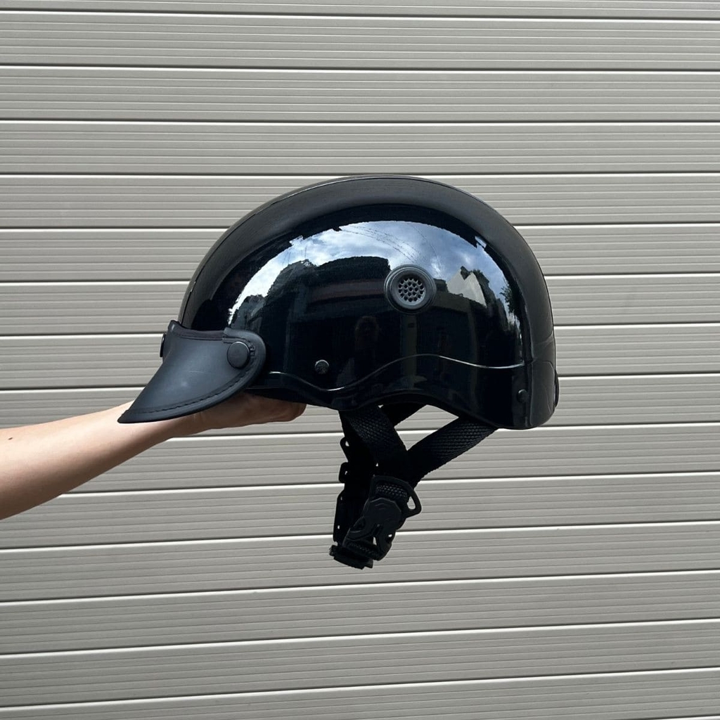 Màu đen bóng nổi bật, phù hợp mọi phong cách