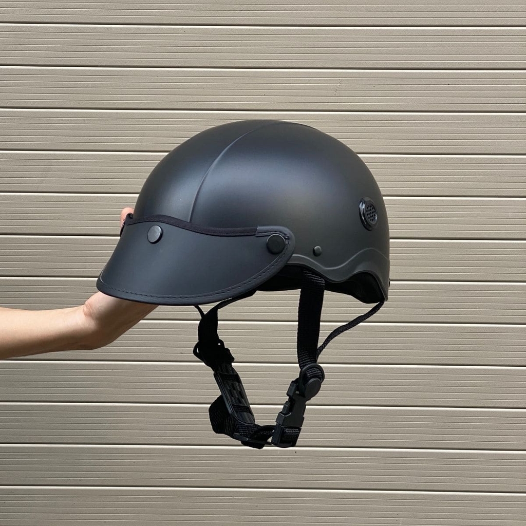 Góc nghiêng phải thể hiện form nón ôm đầu