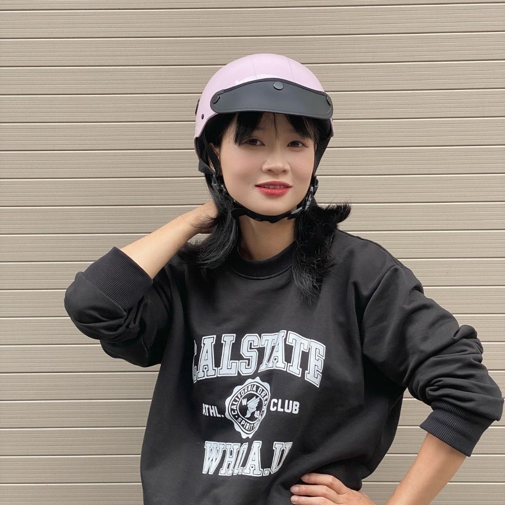 Mặt trước nổi bật cùng lưỡi trai đen cá tính