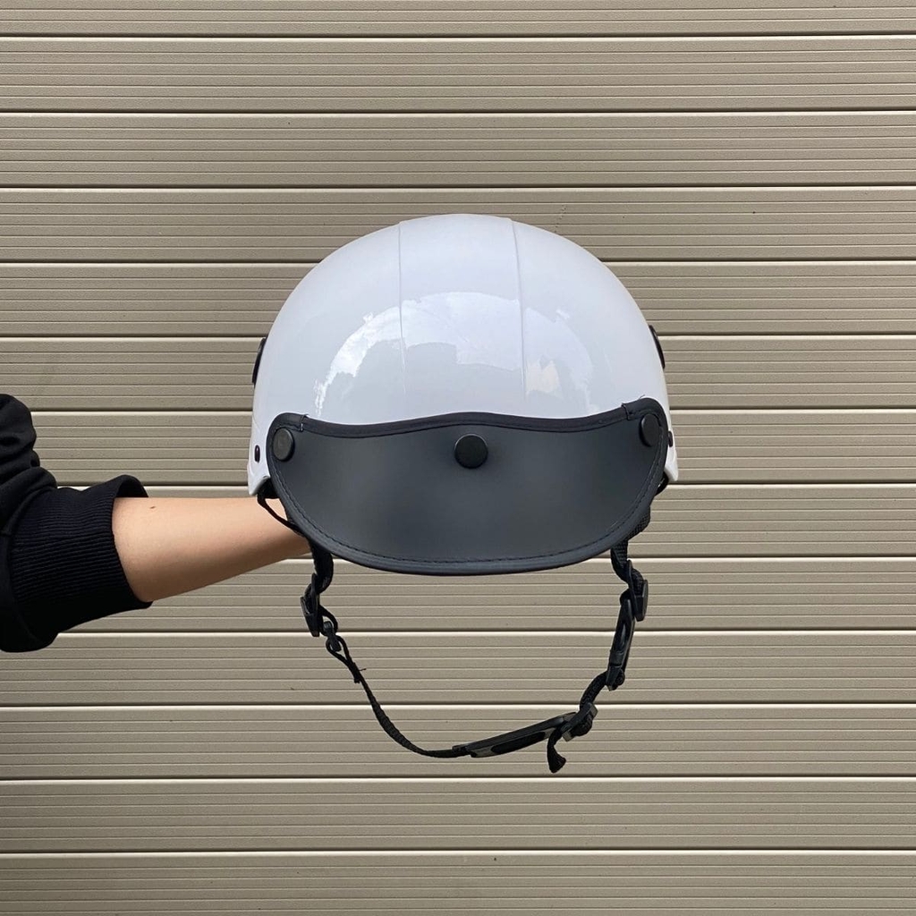 Ảnh thực tế cầm mũ trên tay góc chụp chính diện