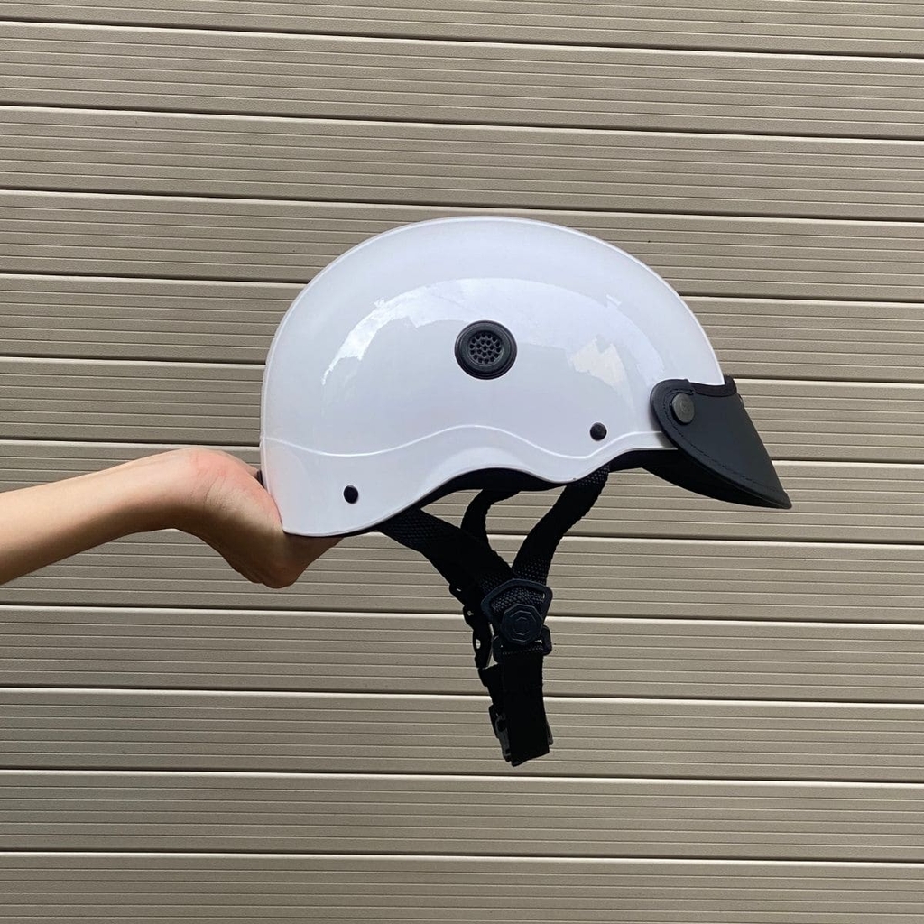 Ảnh thực tế cầm mũ trên tay góc chụp ngang