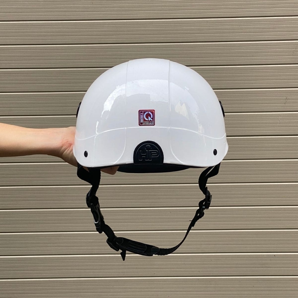 Ảnh thực tế cầm mũ trên tay góc chụp phía sau