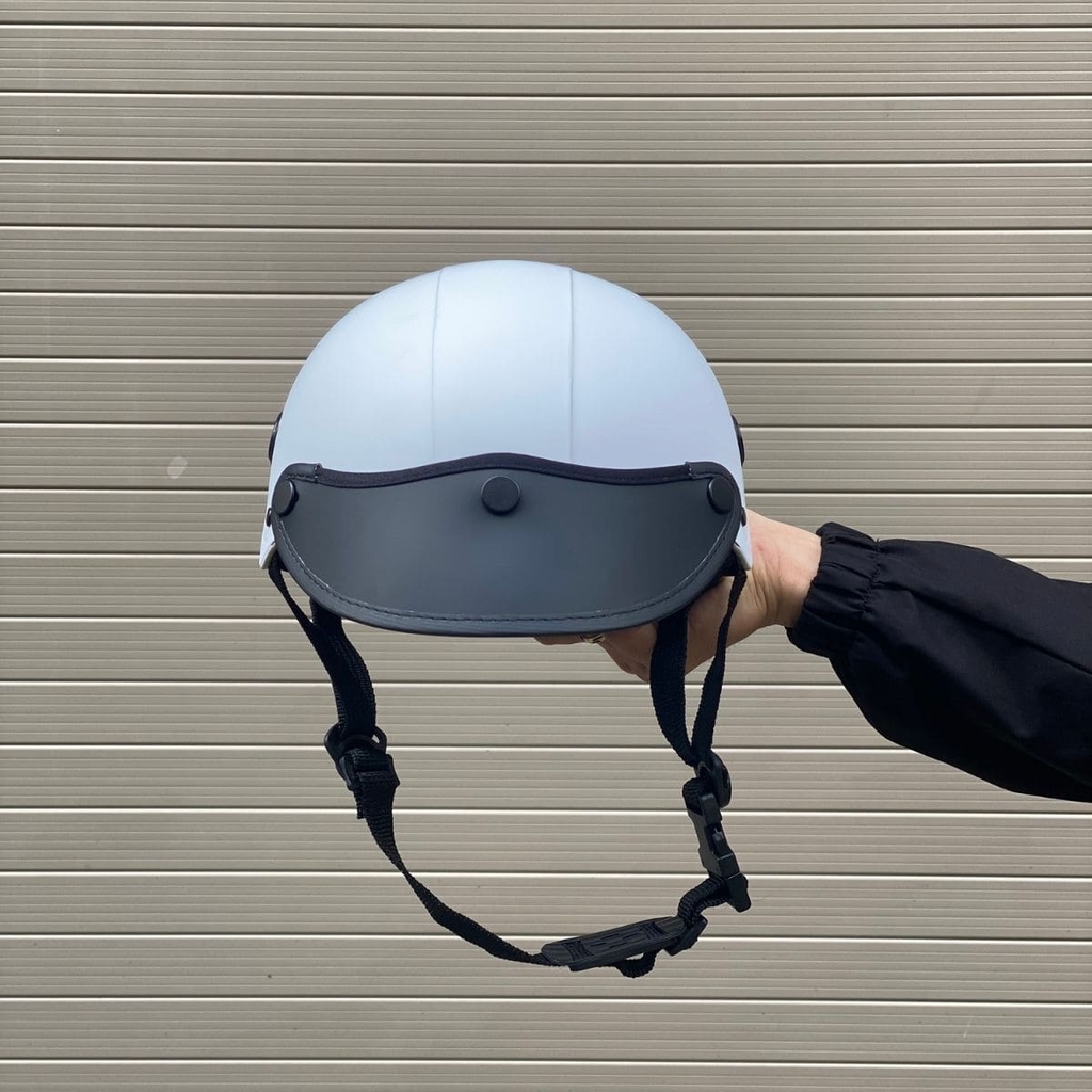 Góc trực diện mũ trắng nhám HP02B, lưỡi trai đen che nắng hiệu quả