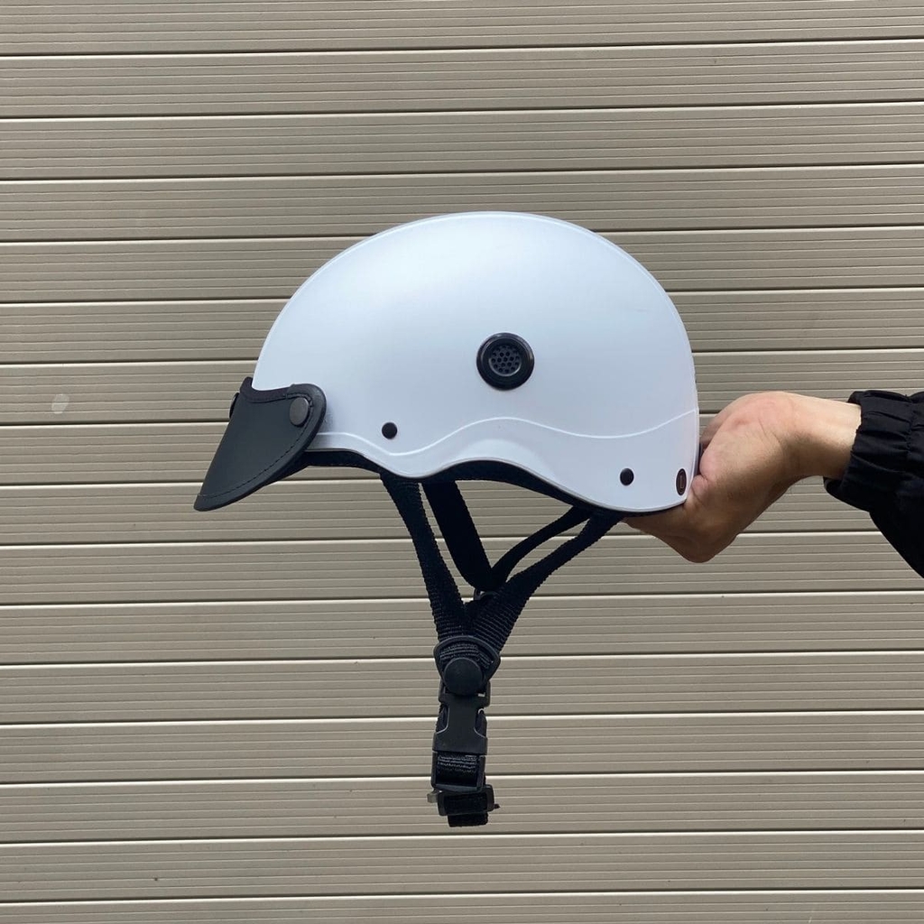 Cận cảnh bề mặt sơn trắng nhám và vỏ ABS nguyên sinh dày dặn