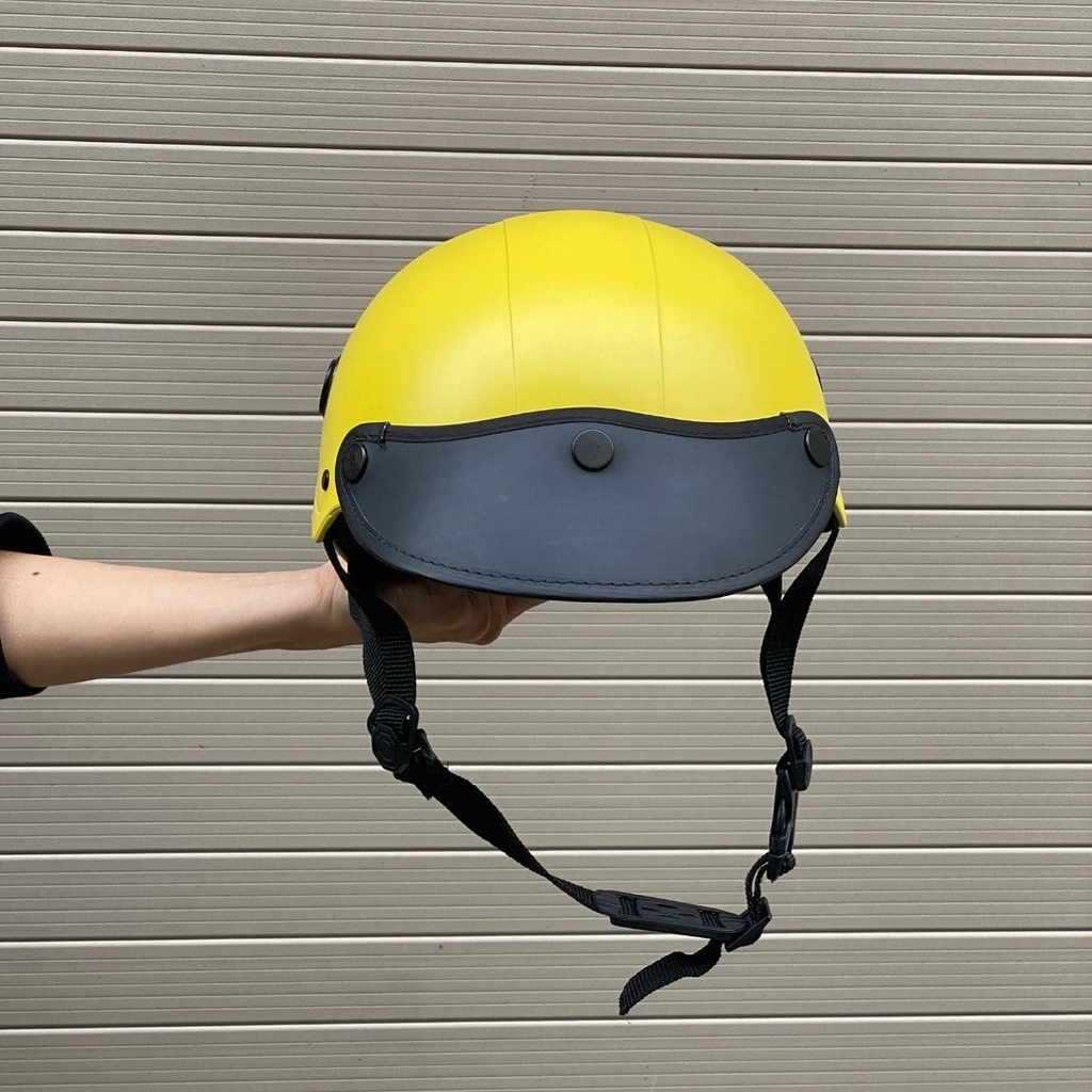 ảnh chụp thực tế cầm mũ trên tay góc  chính diện