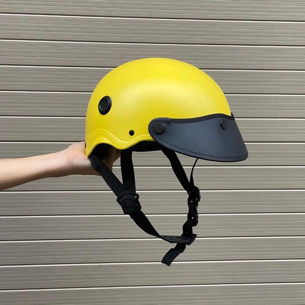 ảnh chụp thực tế cầm mũ trên tay góc nghiêng phải