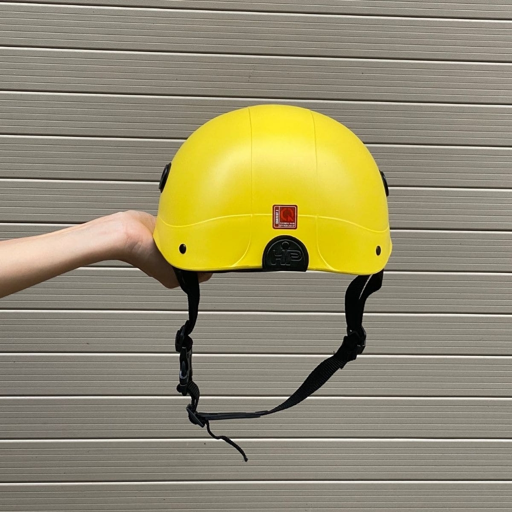 ảnh chụp thực tế cầm mũ trên tay góc phía sau