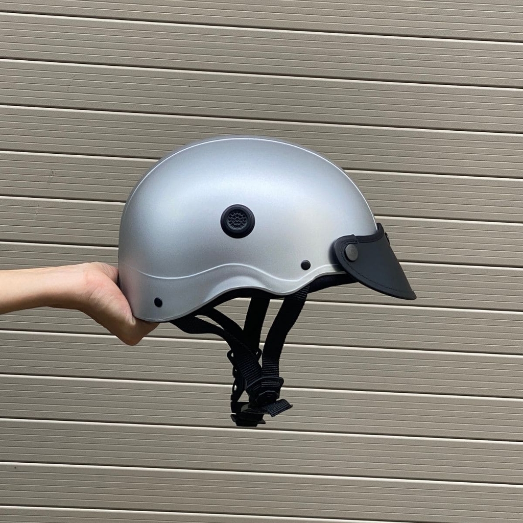 Góc nghiêng trái thể hiện form nón ôm đầu