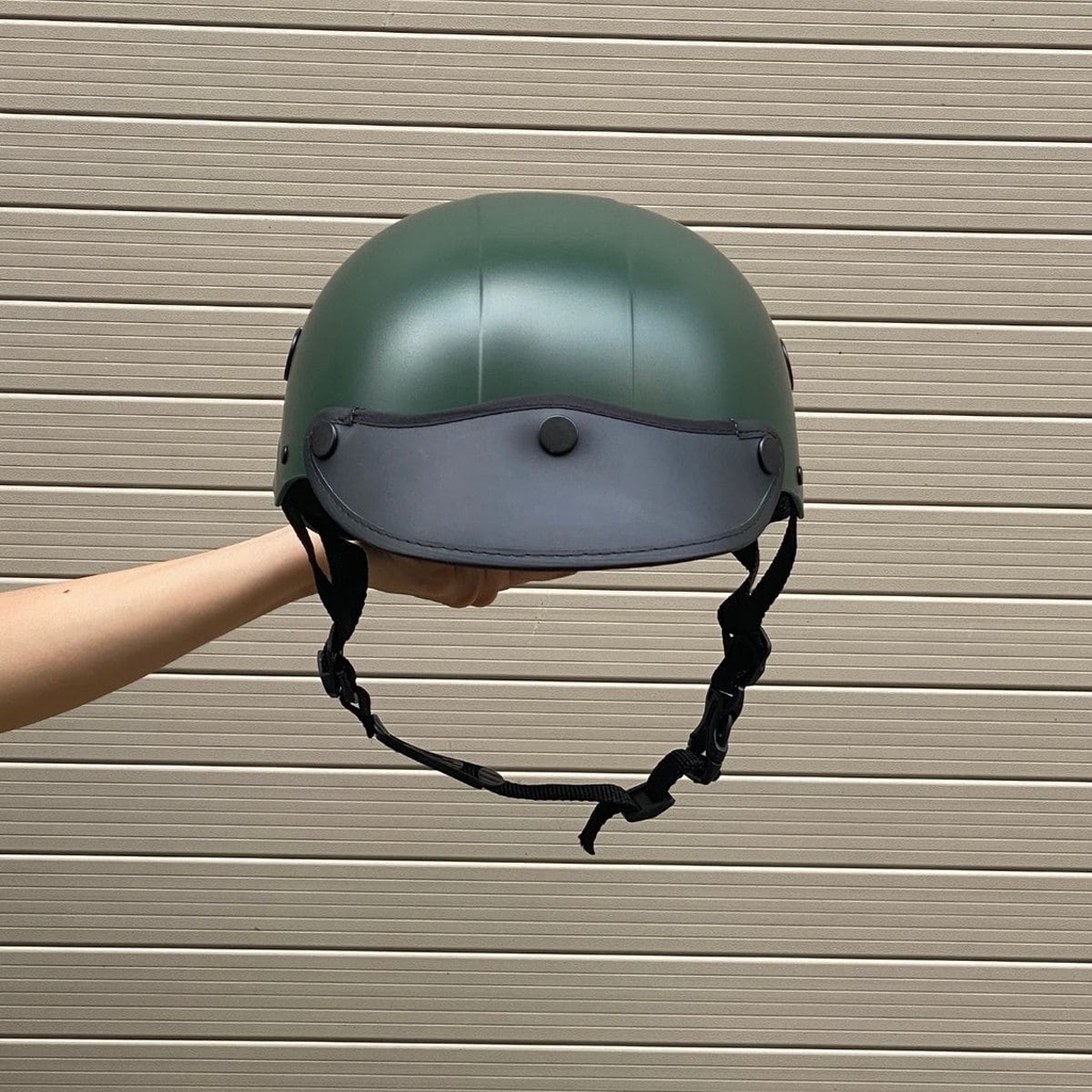 Ảnh thực tế cầm mũ trên tay chụp góc chính diện