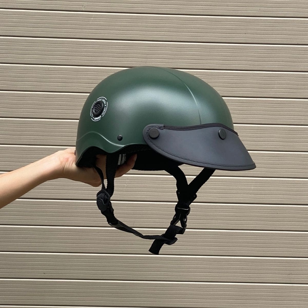 Ảnh thực tế cầm mũ trên tay chụp góc nghiêng phải