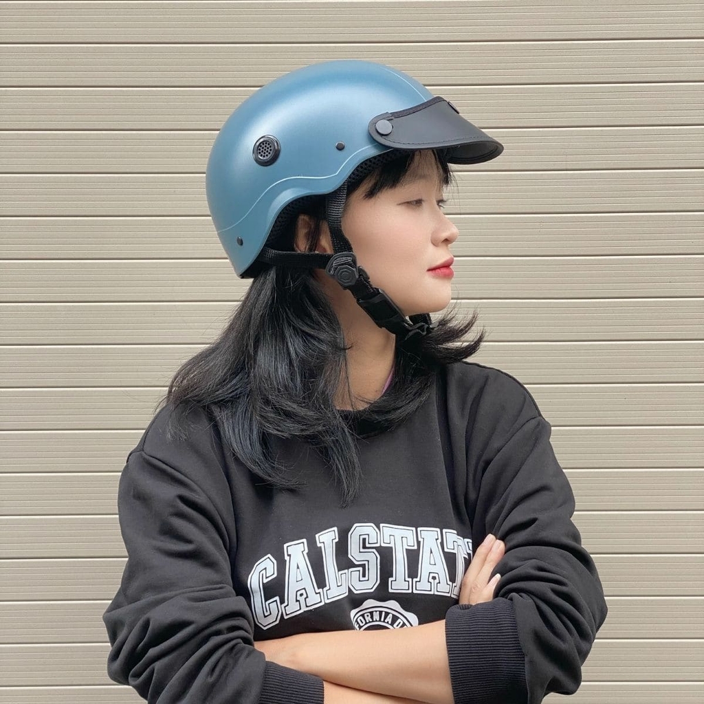 Góc nghiêng trái cho thấy độ cong và form đẹp của mũ