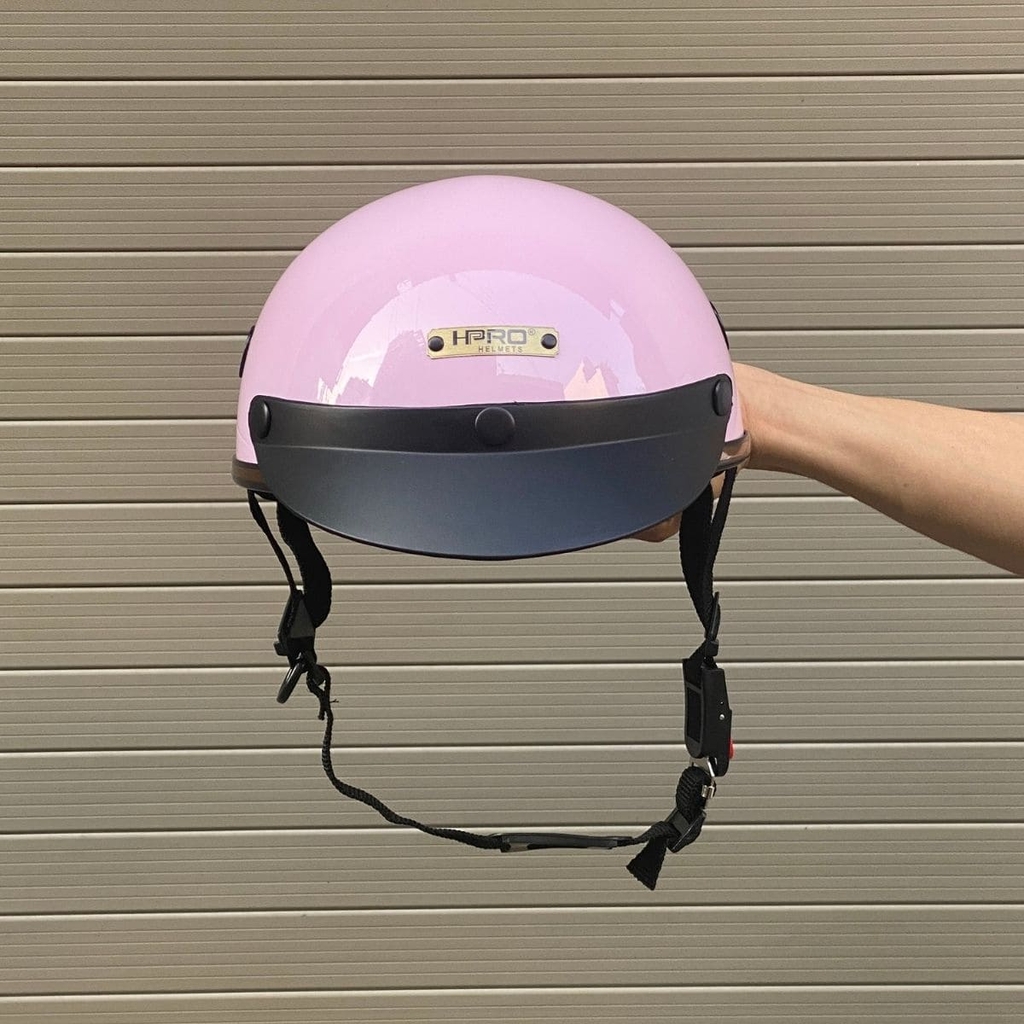 Form nửa đầu nhỏ gọn, lưỡi trai che nắng