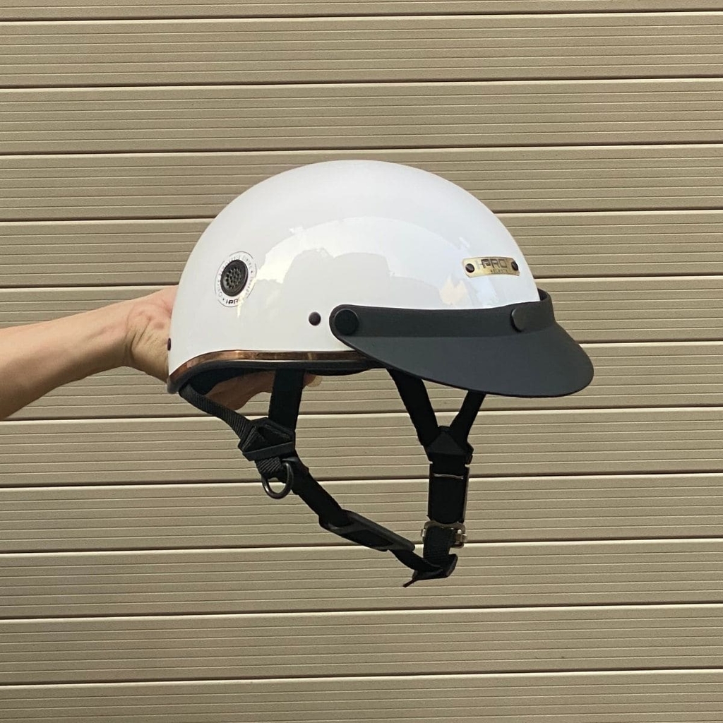 Hình thực tế cầm mũ trên tay